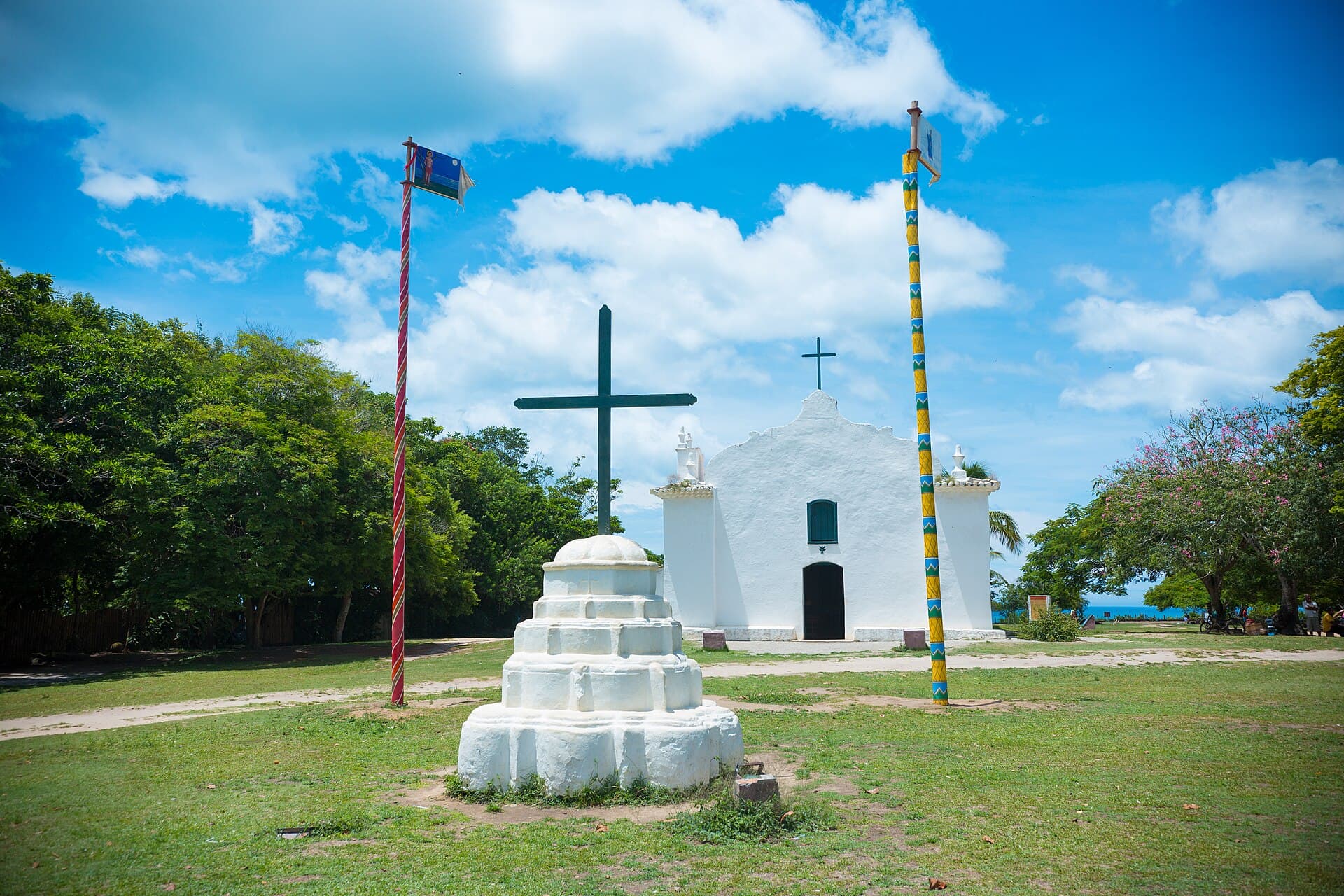 O Quadrado — the grassy square lined with colorful colonial houses, the village's UNESCO-protected centerpiece.